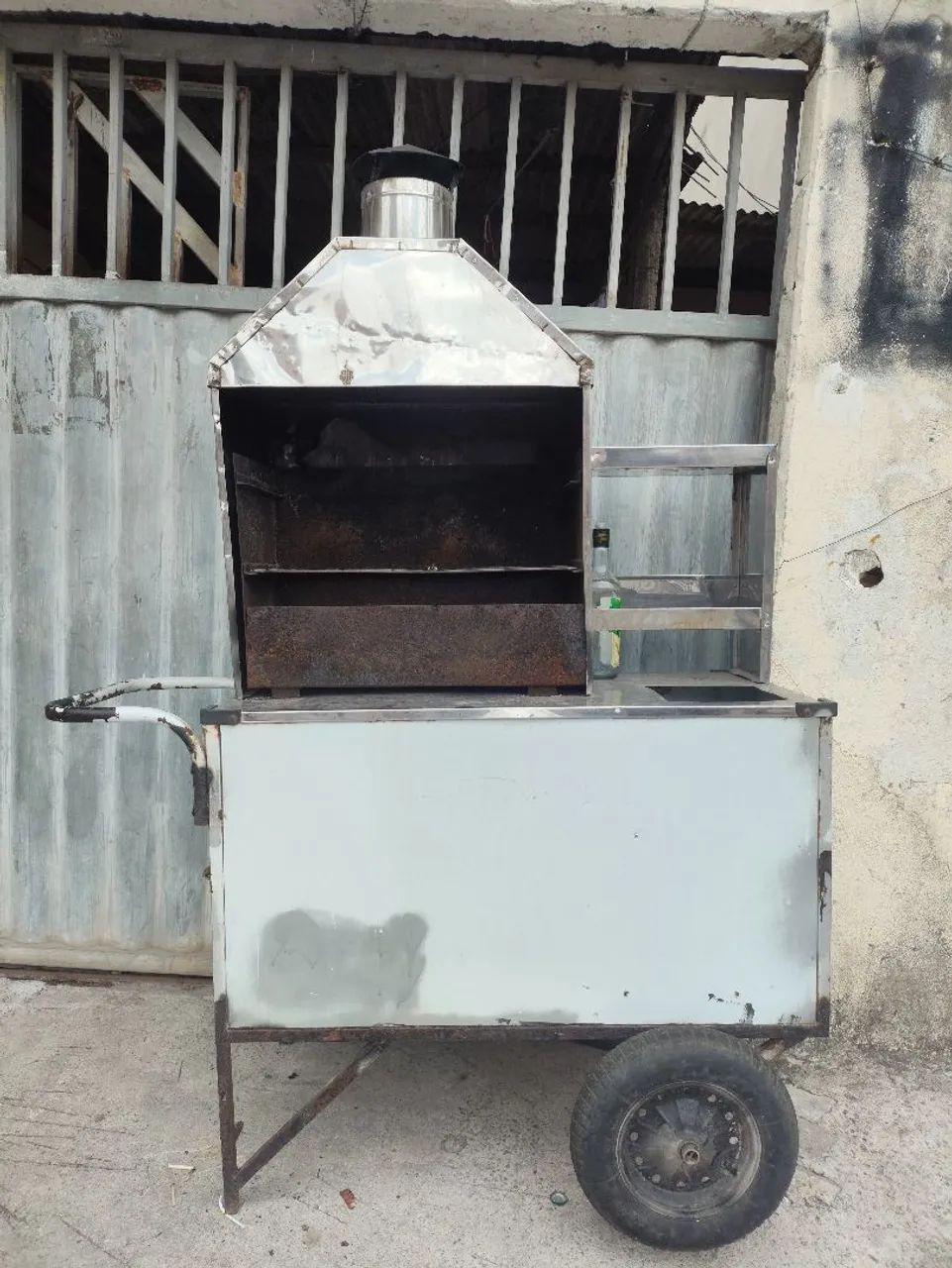 vendo um carrinho de churrasquinho 