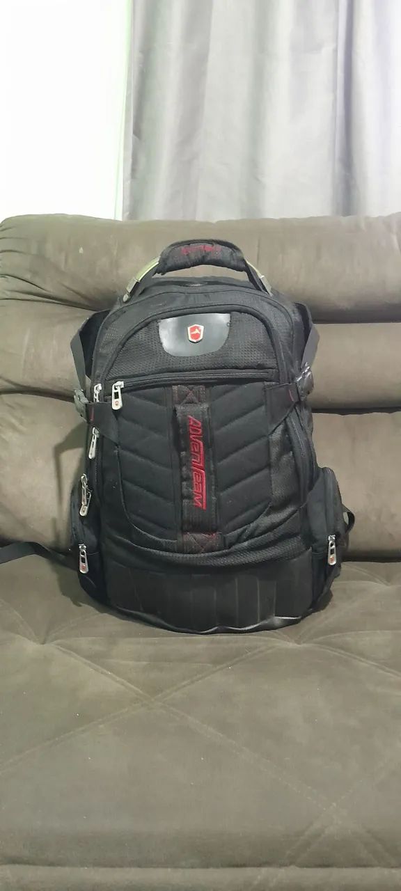 Mochila com diversas repartições 
