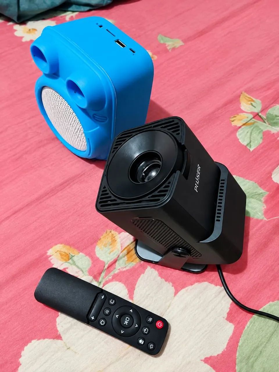 Projetor hy 320 + Caixinha de Som