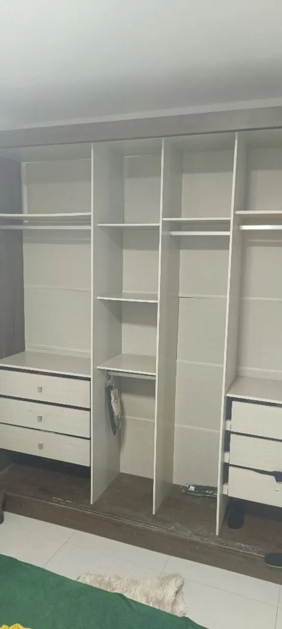Guarda-Roupa Grande com Espelho - Moderno e Conservado