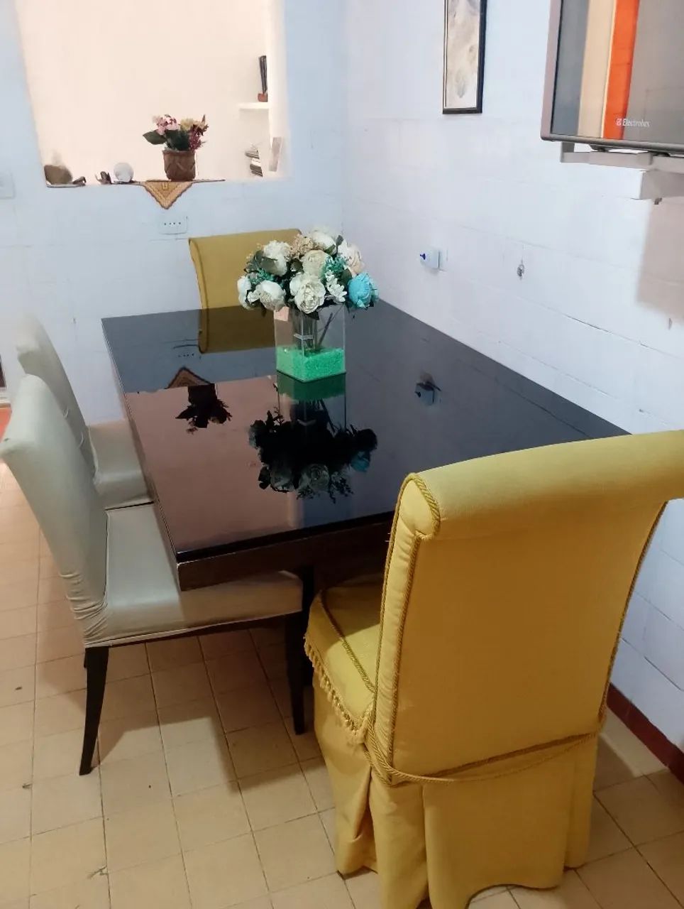 Mesa e 3  cadeiras as duas poltronas amarelas estão fora cada uma é $ 99,00