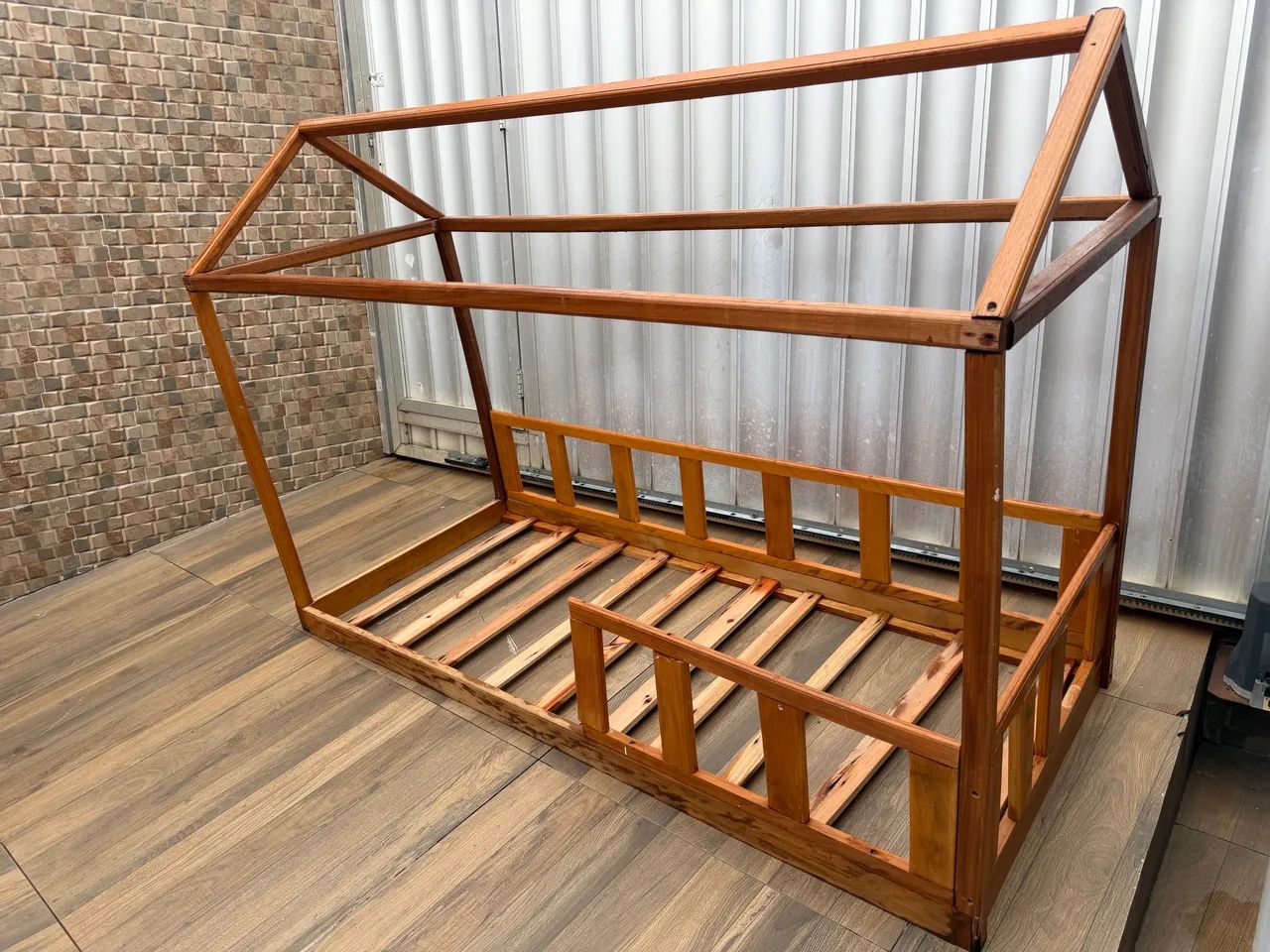 Cama infantil montossoriana em madeira 