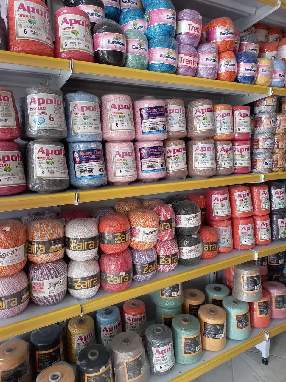 Vendo, todo material, de um armarinho.