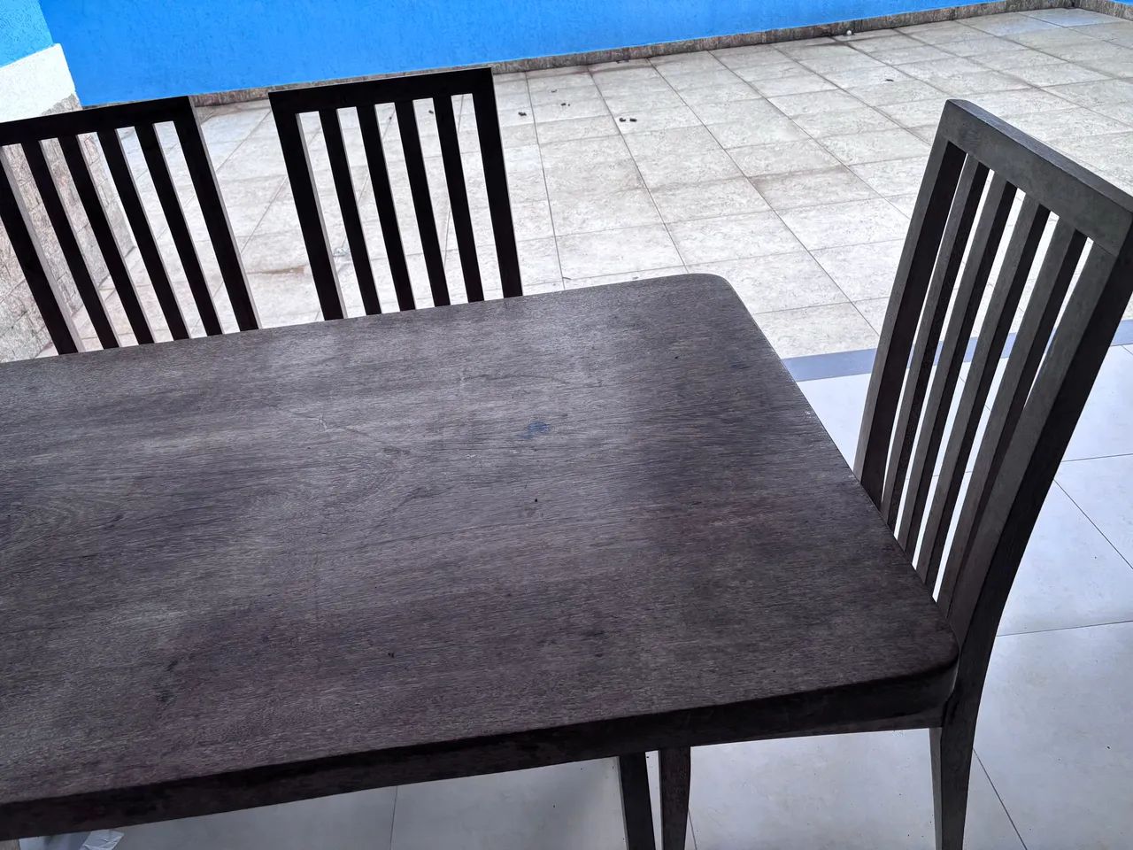 Mesa e cadeiras em madeira maciça 