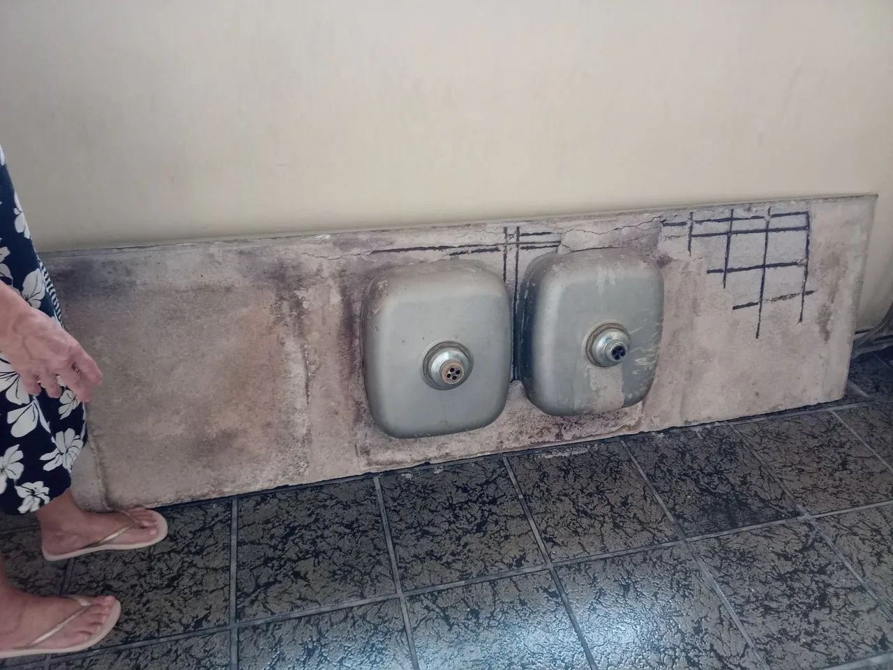 Pia em inox duas cubas já concretada. 1