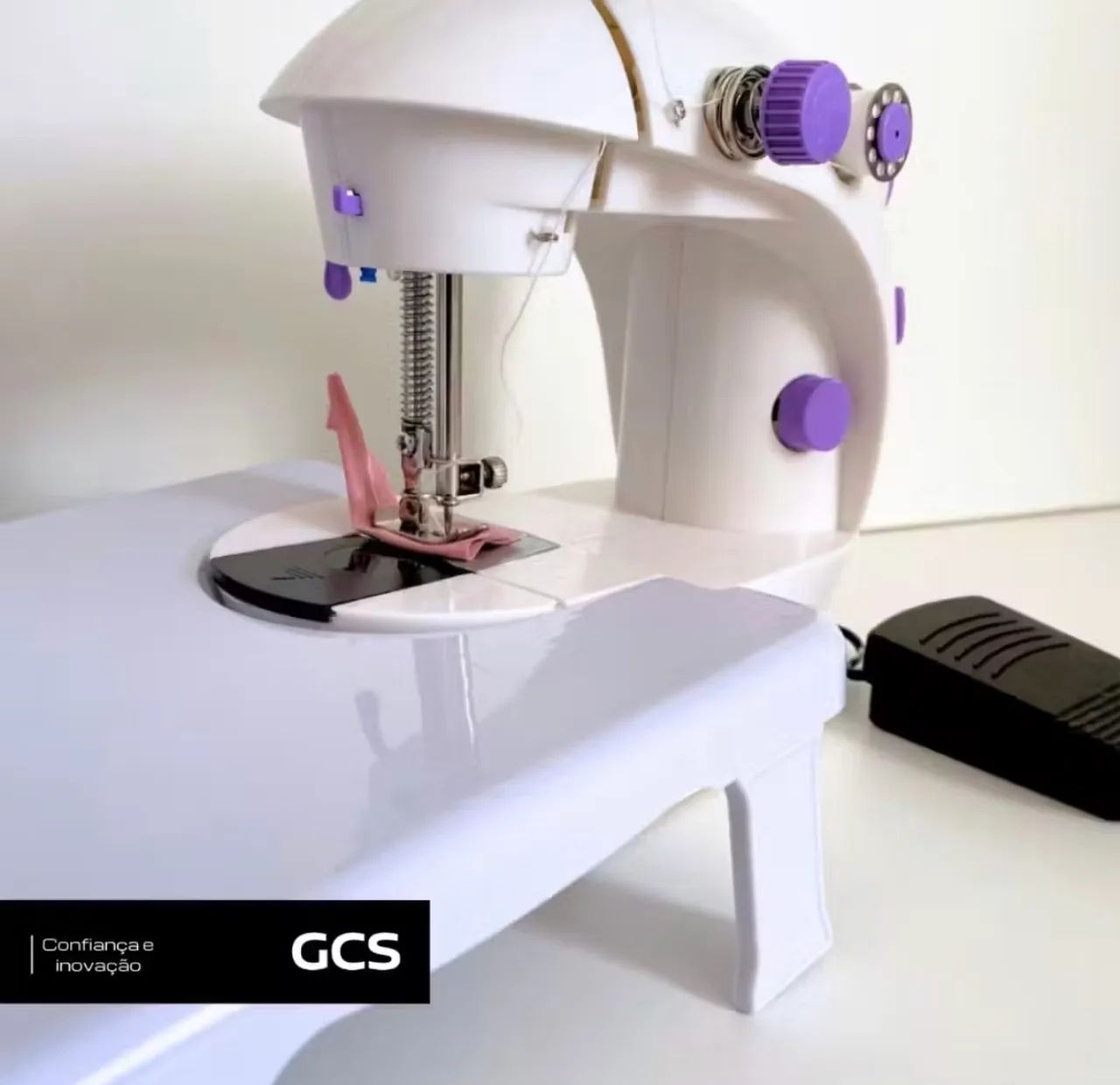 Mini máquina de costura com mesa 
