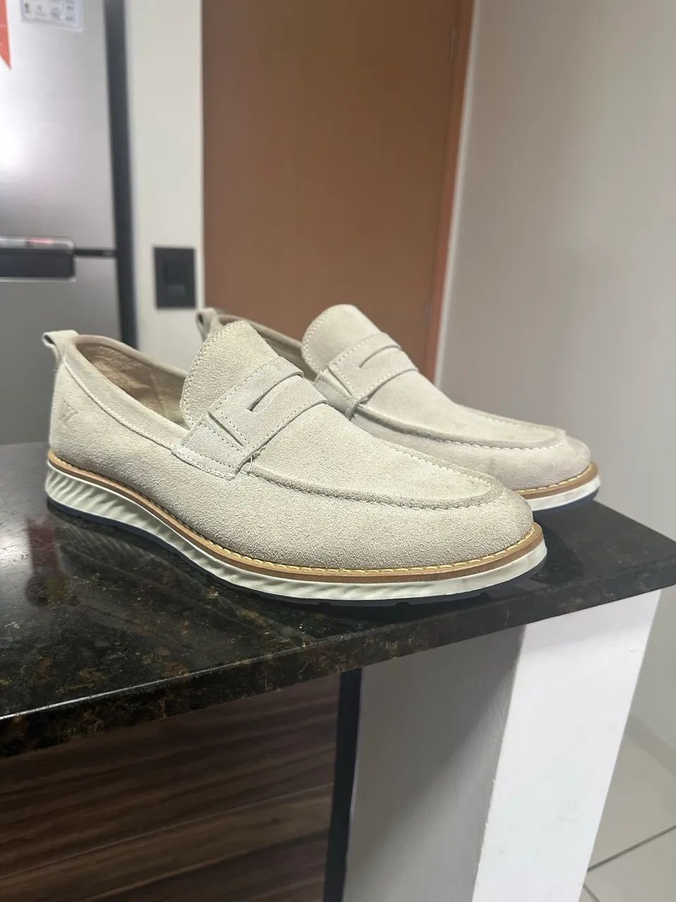 Sapato de Couro com Camurça Cinza