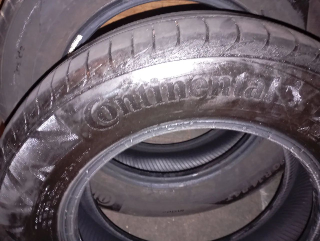 Vendo os 4 Pneus Continental 175 70 14. 