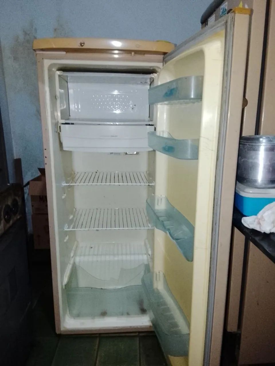 Estou vendendo uma geladeira Eletrolux funcionando perfeitamente  - Foto 2