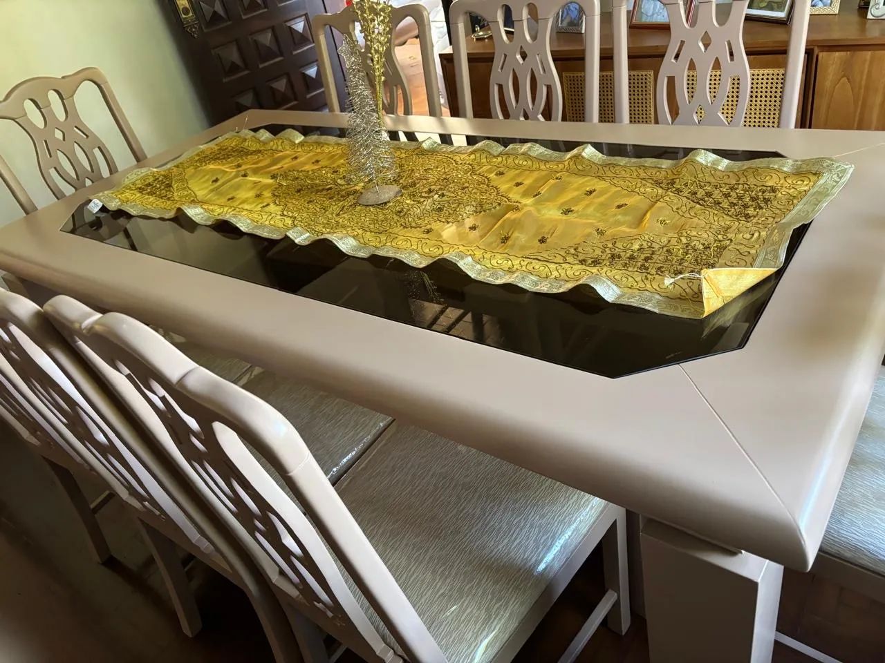 Mesa de Jantar Clássica 2,00 m com 8 Cadeiras - Madeira Maciça