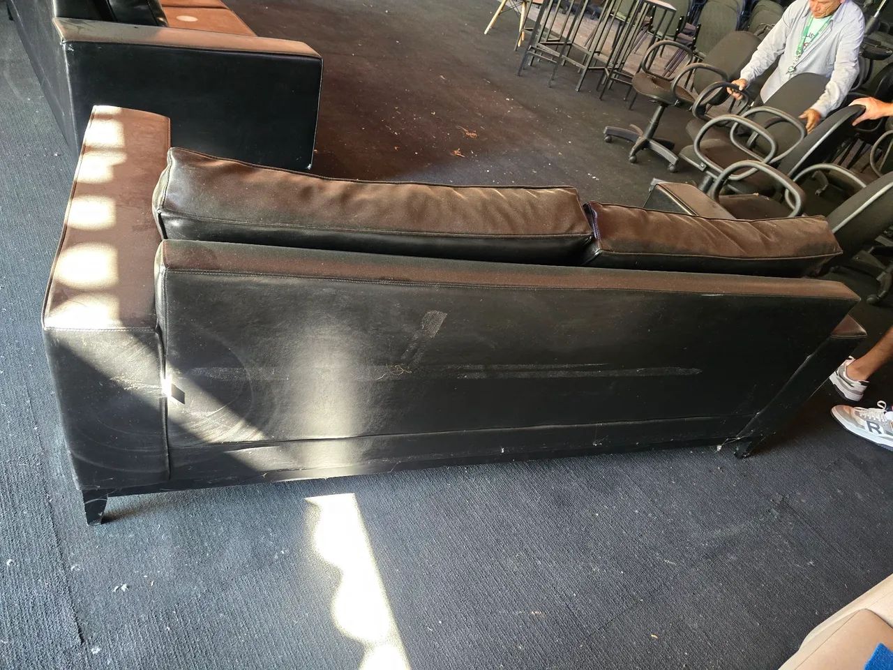 Sofá couro preto Tok Stok - Foto 3