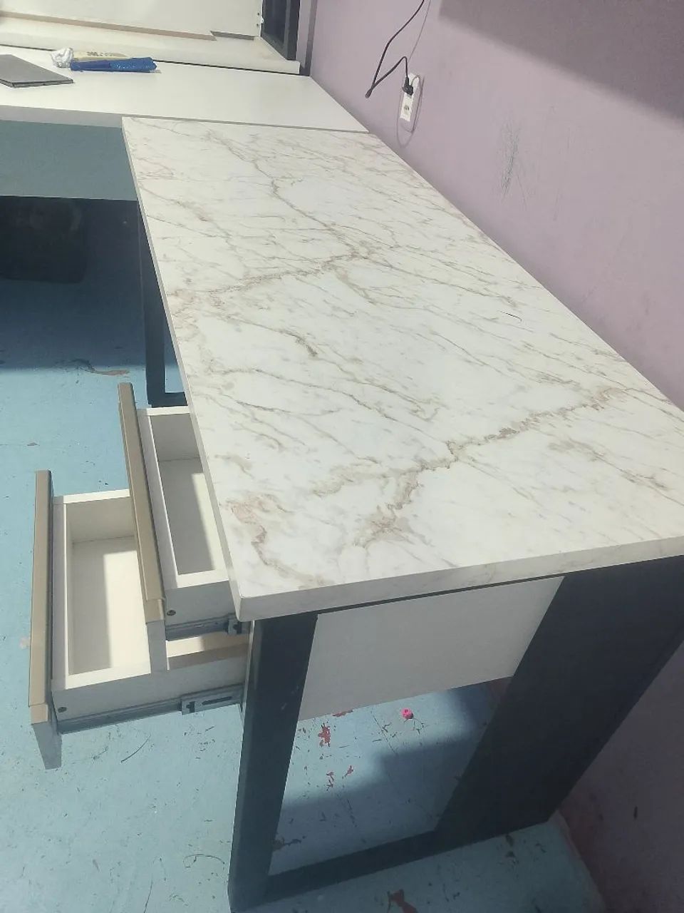 Mesa escritório. MDF côr mármore.