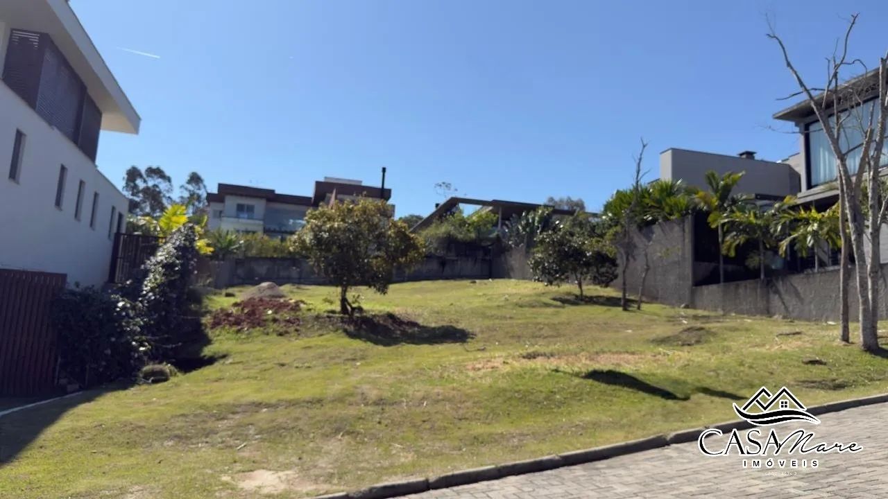 Terreno à venda em condomínio fechado no Cacupé