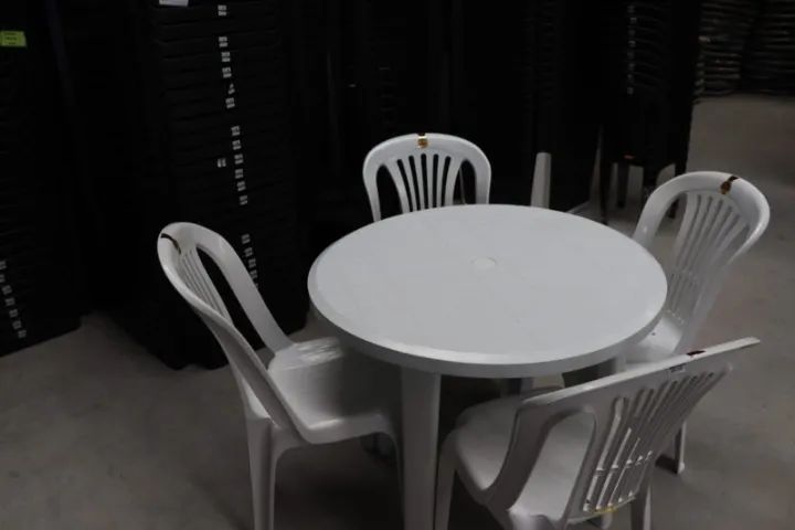 JOGO DE MESA DESMONTÁVEL E 4 CADEIRAS BRANCAS - Foto 4