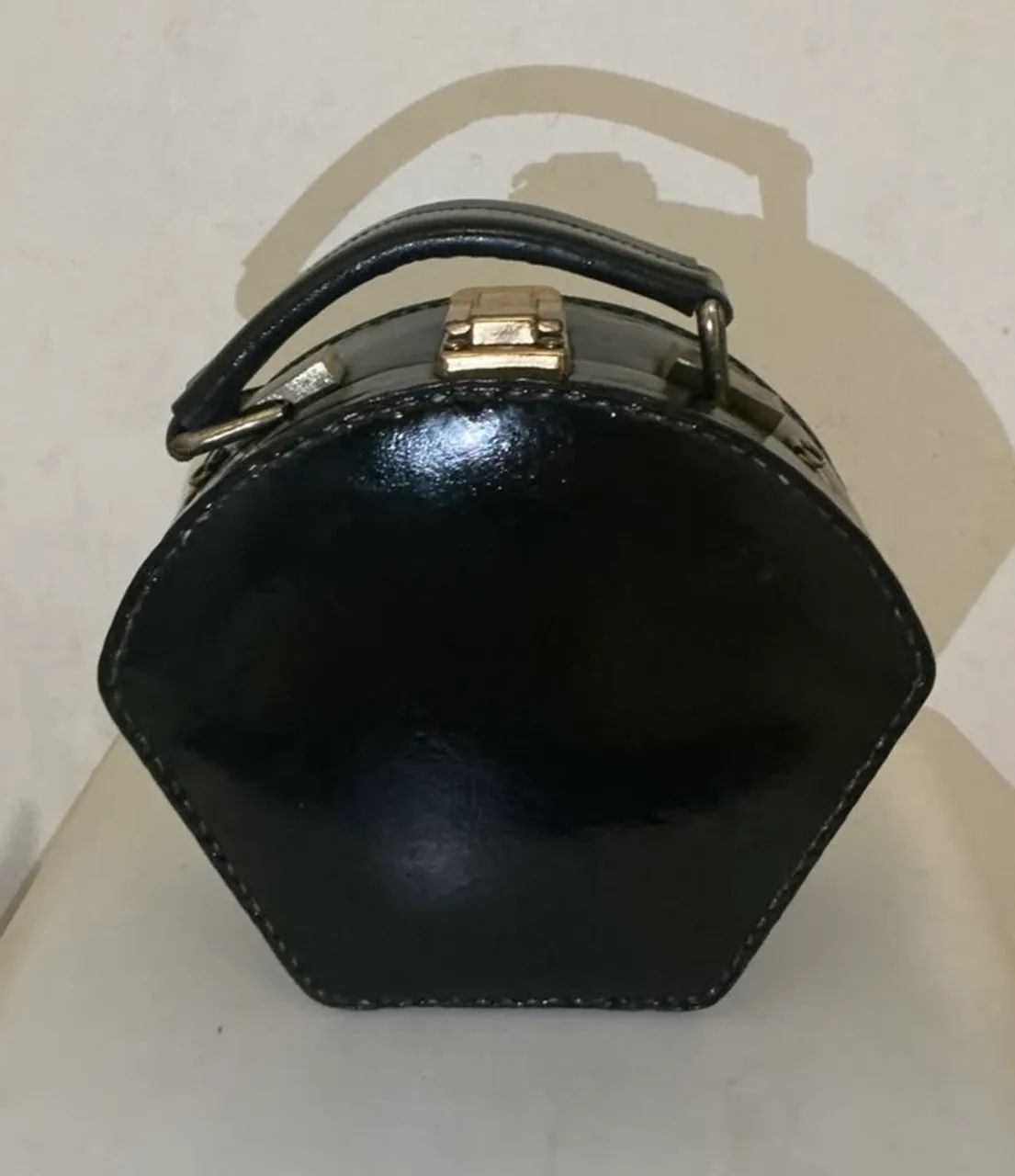 Bolsa Vintage Preta com Ferragens Douradas