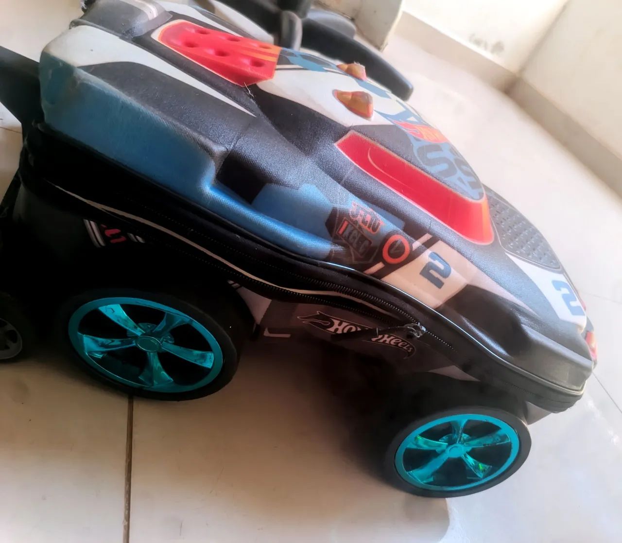Mochila Hot Wheels com rodinhas