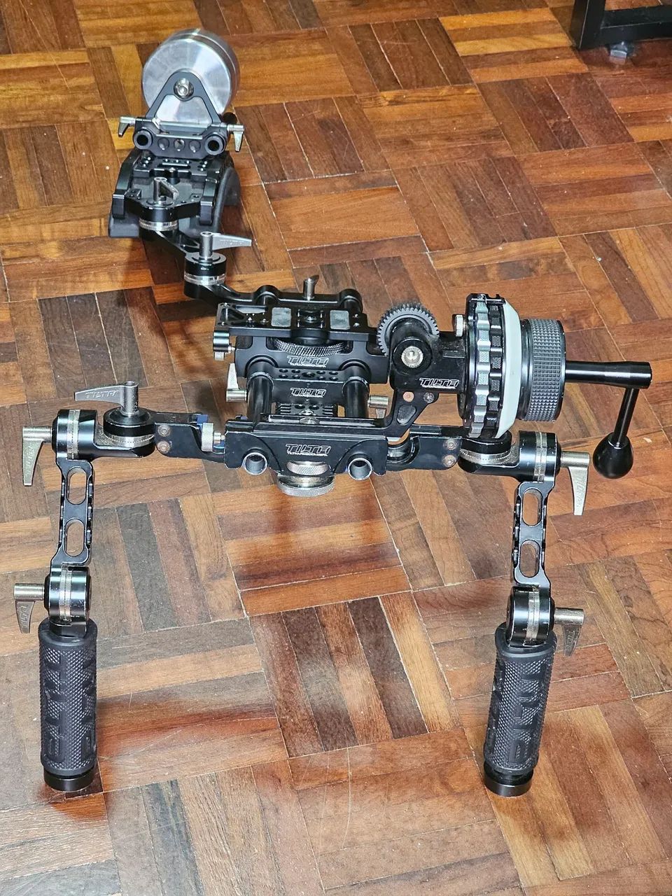 Tilta TT-03-TL DSLR Shoulder Rig com Follow Focus e contrapeso - Foto 2