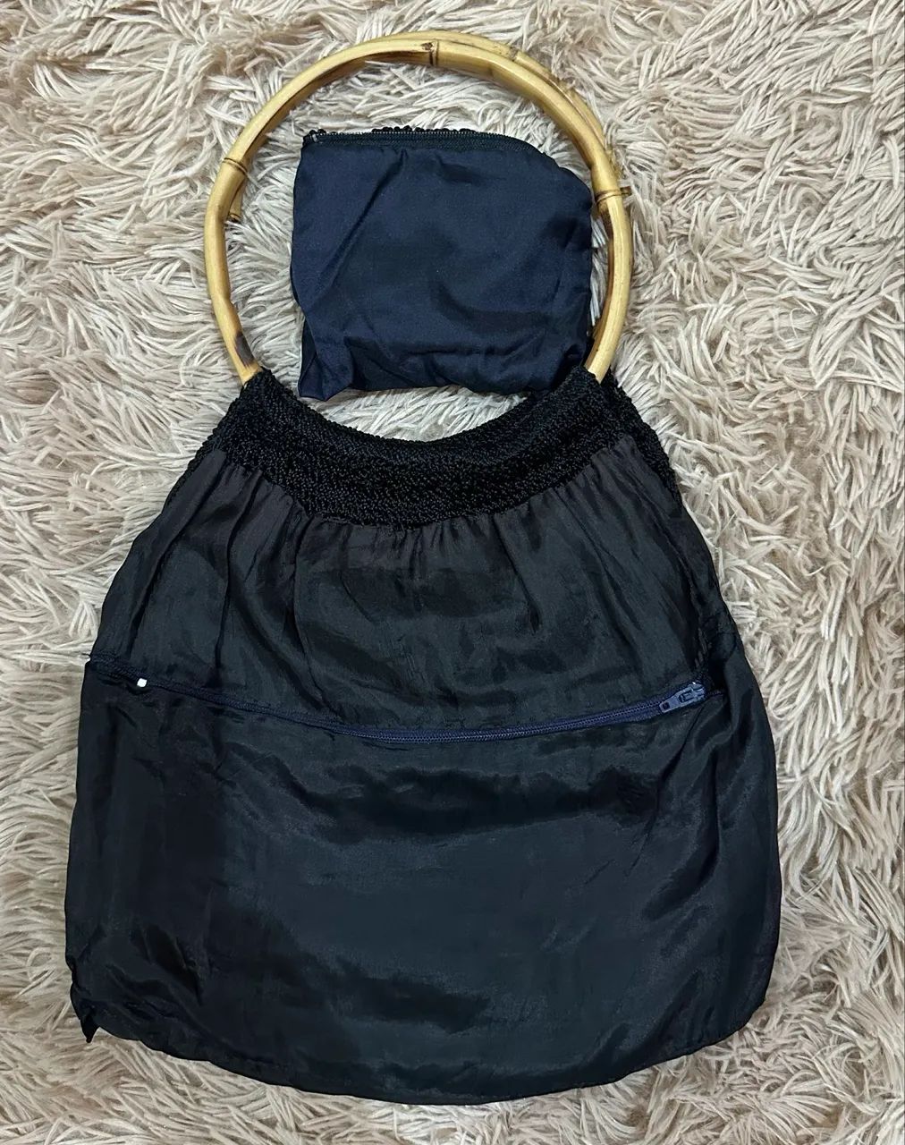 bolsa de mão crochê preta alça de bambu - Foto 3