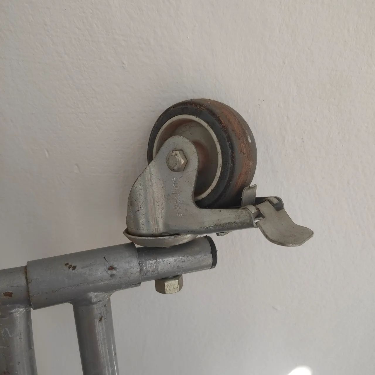 Arara inox com rodinhas  firmes dupla - Foto 3