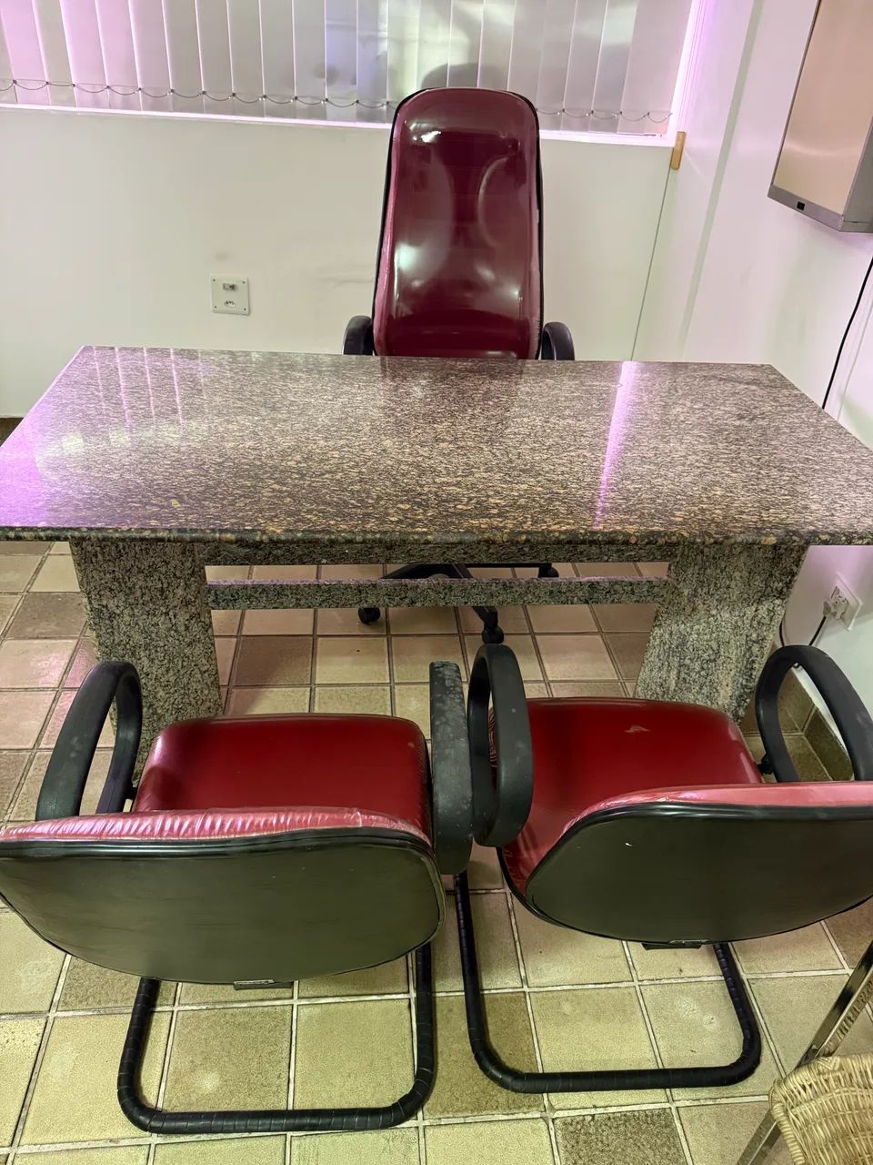 Conjunto de Mesa + 3 Cadeiras Acolchoadas