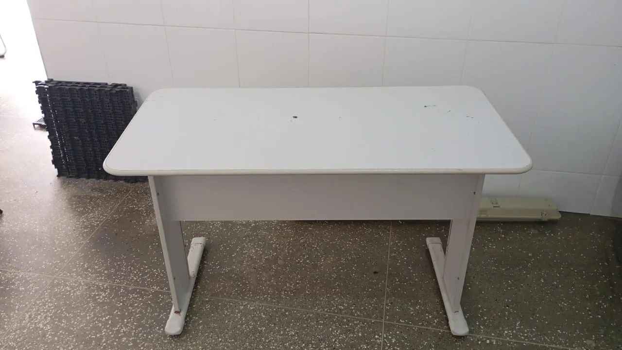 Mesa de escritório cinza 