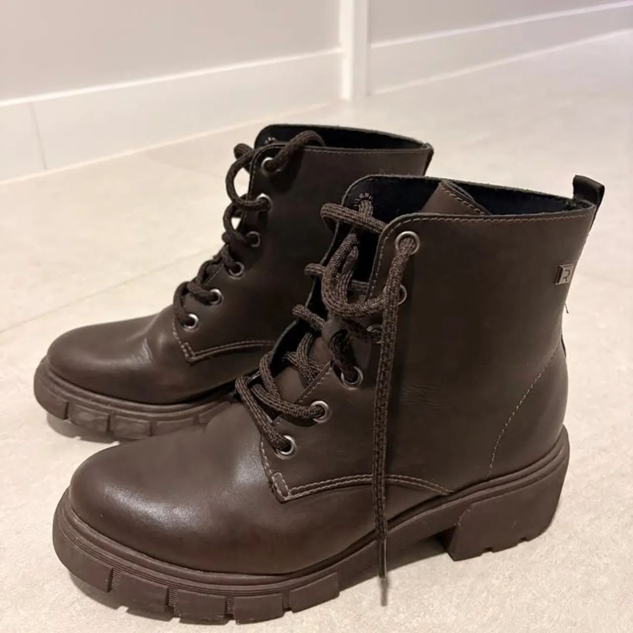 Bota cano alto marrom escuro 