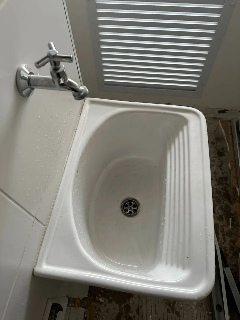 Pia de tanque branca com torneira porcelanato - Foto 3