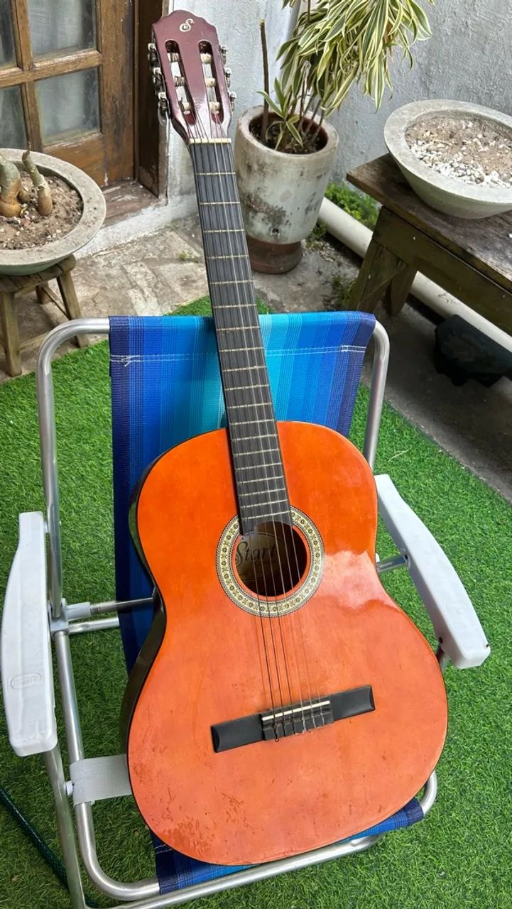 Violão com suporte de parede e de pé 