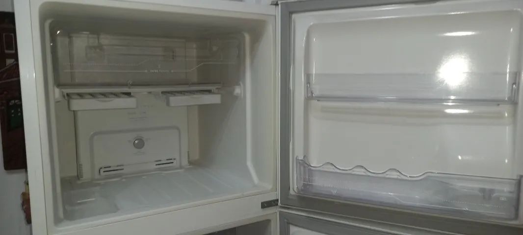 Geladeira Electrolux branca, Frost Free, Dúplex ,conservada,mas precisando de um conserto. - Foto 3