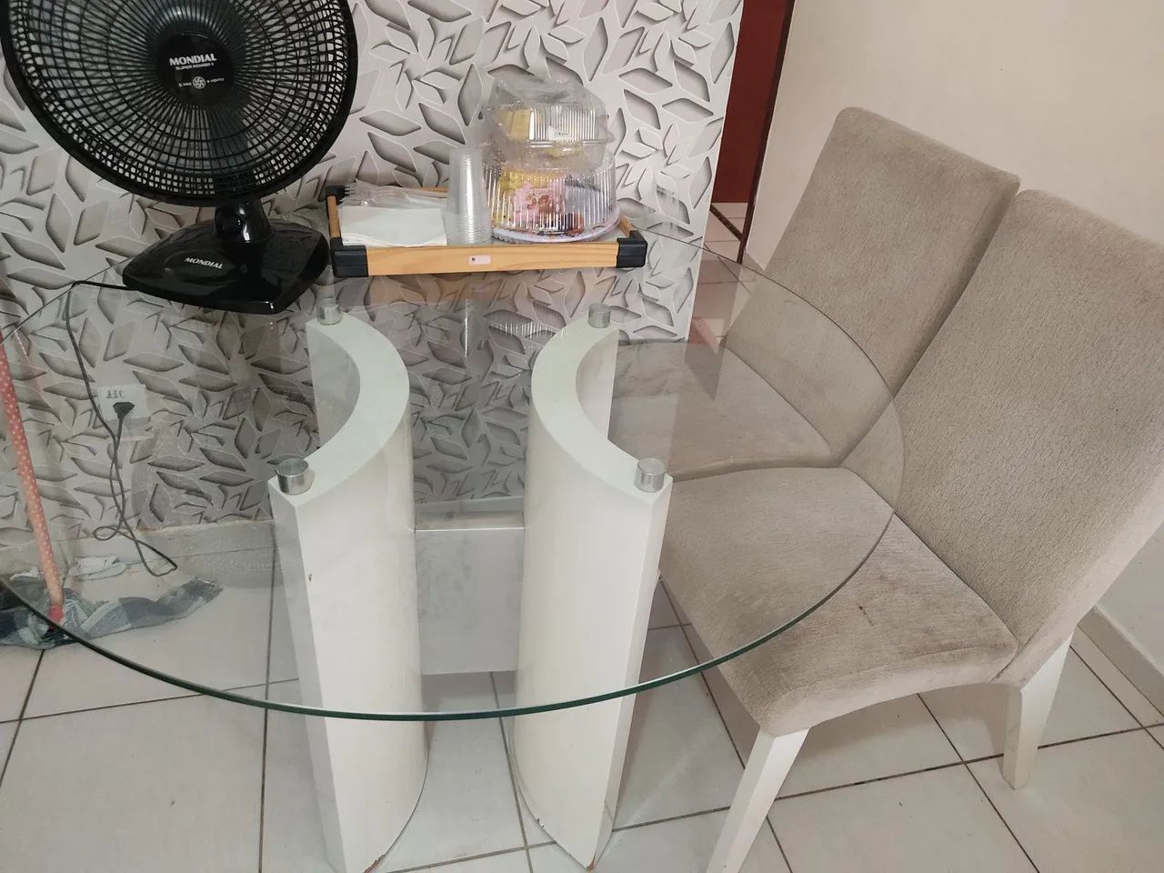 Mesa de vidro com cadeiras