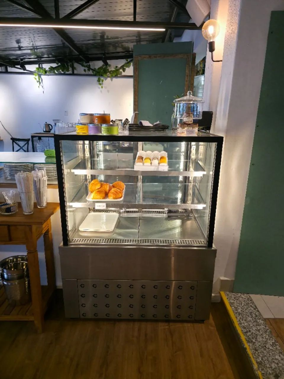 Vitrine expositora de doces refrigerada