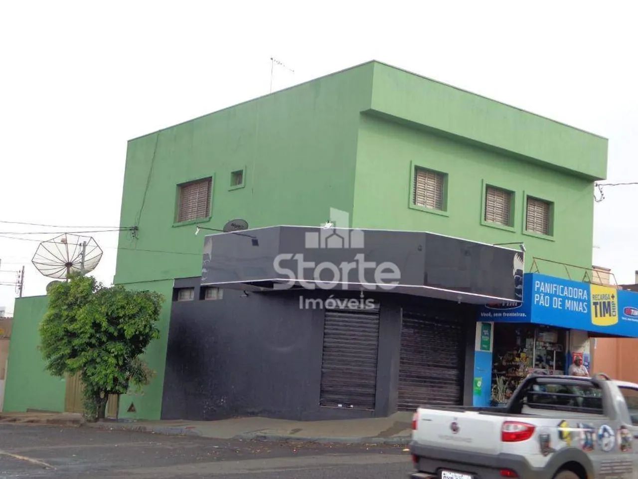 Ponto de esquina com 02 cômodos comerciais + apartamento + casa à venda, 230m² de área con