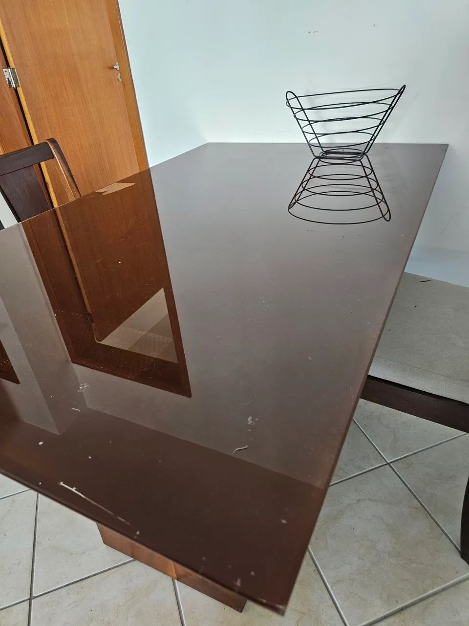 Mesa de jantar com tampo de vidro + 2 cadeiras estofadas - Foto 4