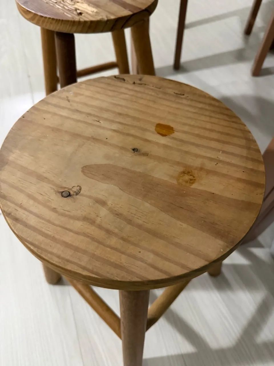 Mesa de jantar 80x90 com cadeiras e banquetas - Foto 3
