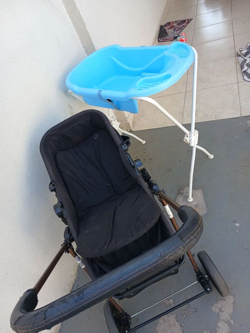 Carrinho e banheira com suporte