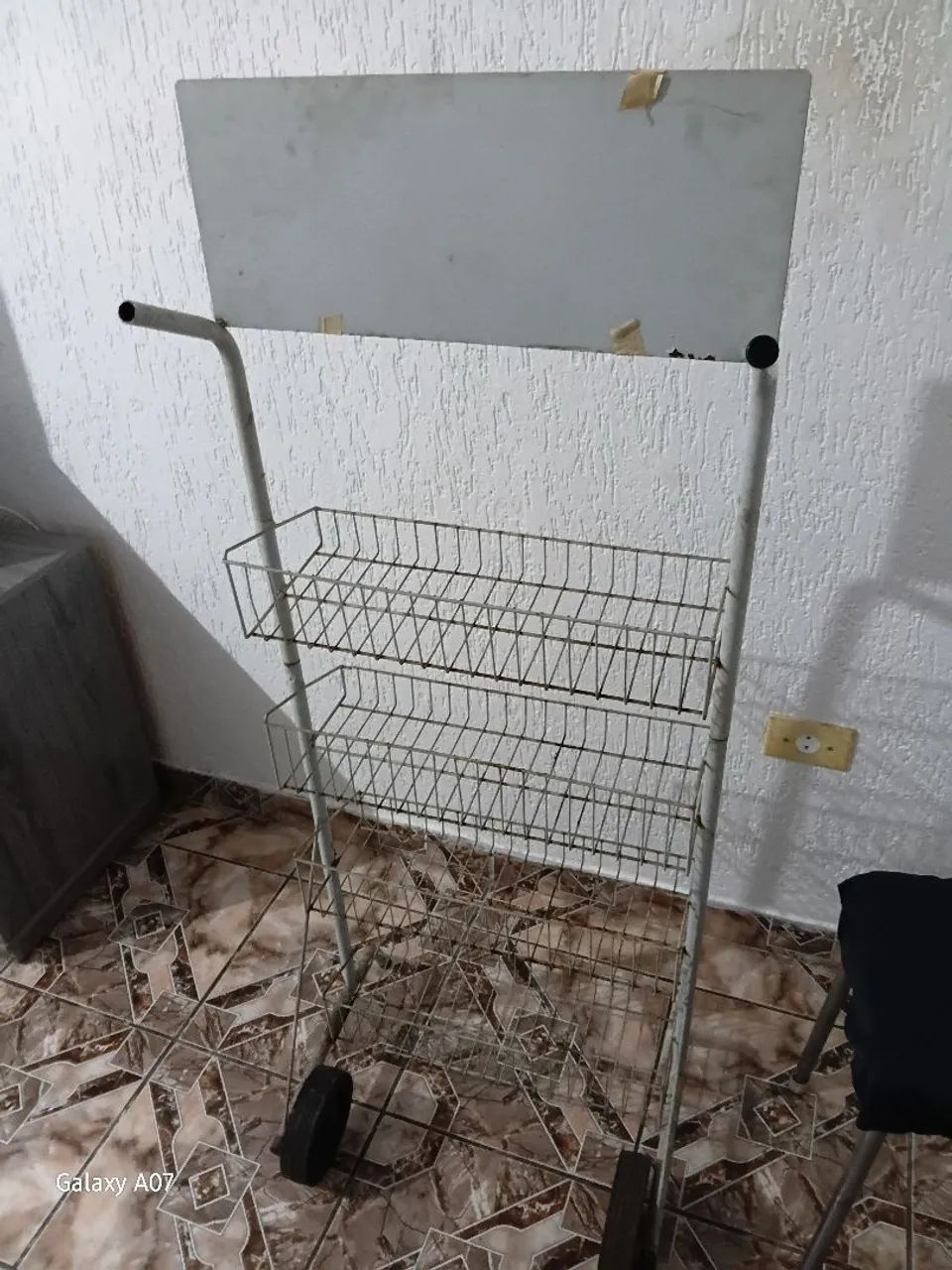 Expositor com rodinhas!! Super reforçado..