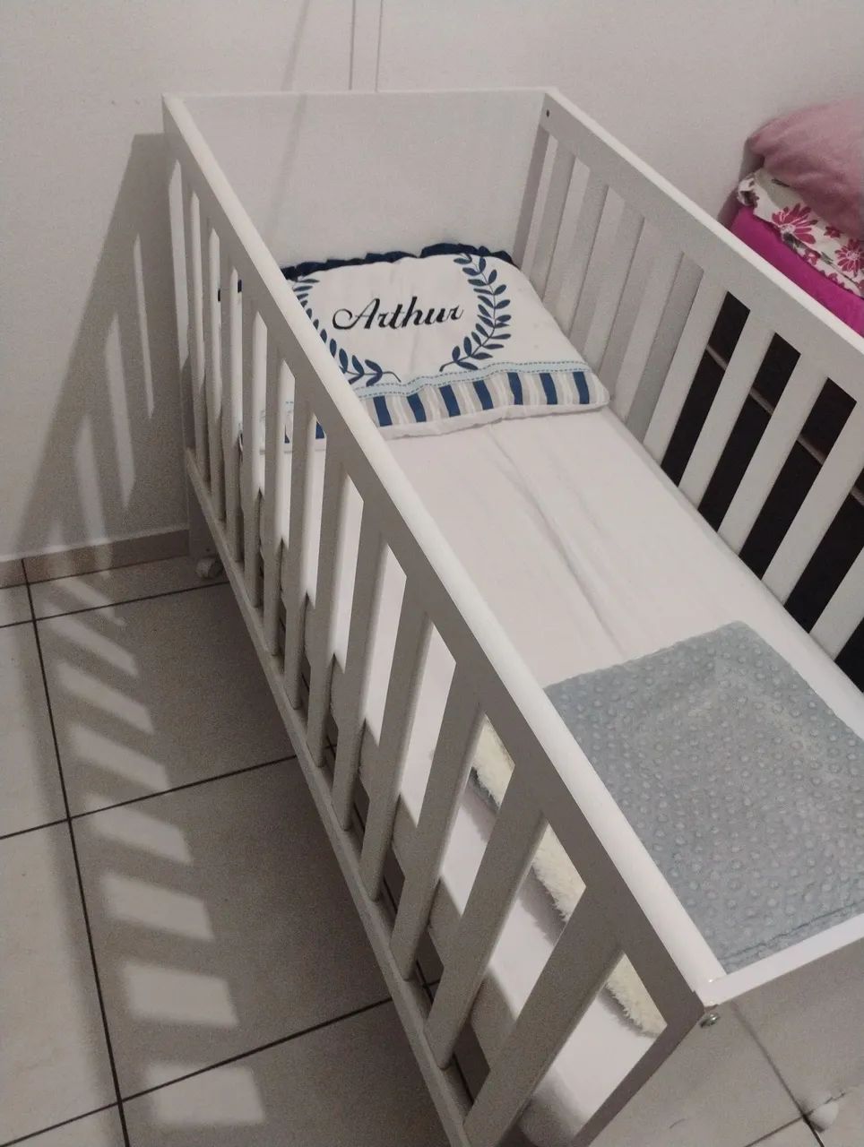 Berço de bebê bem pouco usado com o colchão  - Foto 3