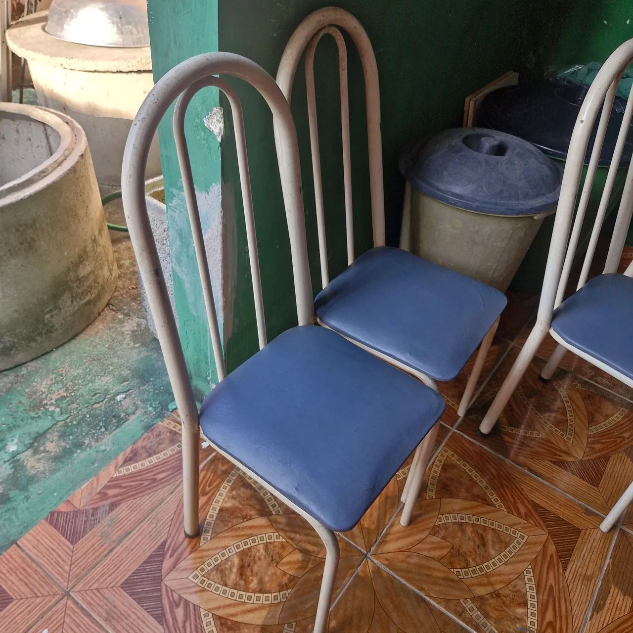 Mesa com 4 cadeiras (tampo de pedra) - Foto 3