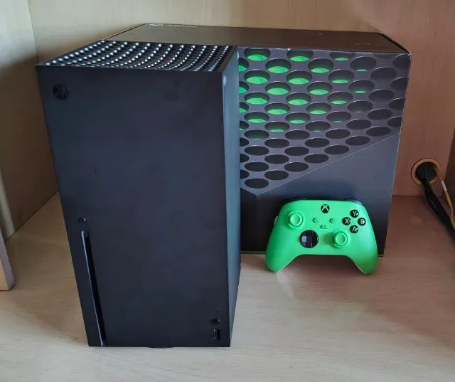 Xbox Series X com 1 Controle e 2 Jogos em disco