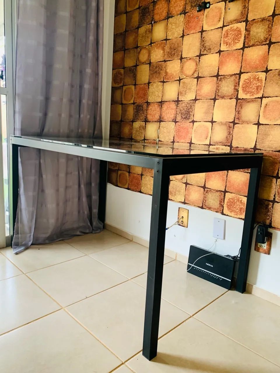 Mesa com tampo de vidro 