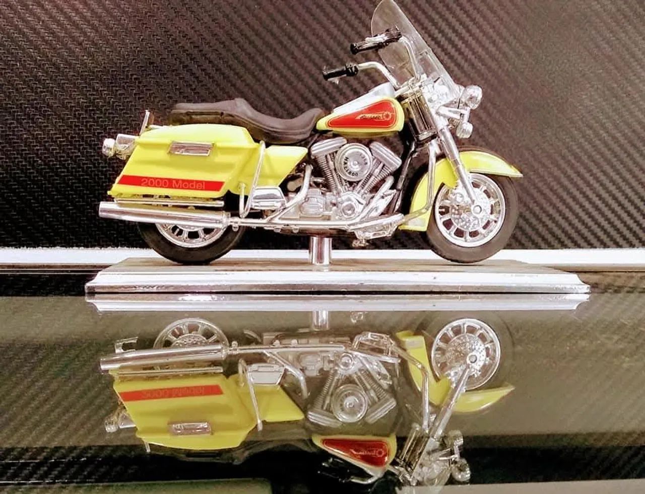 Miniatura Harley Davidson Road King escala 1:10 - Foto 2