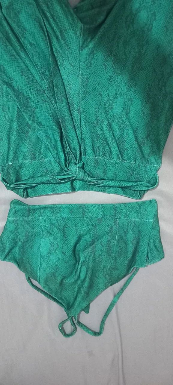 Calça pantalona + croped, (M) R$50 cada.