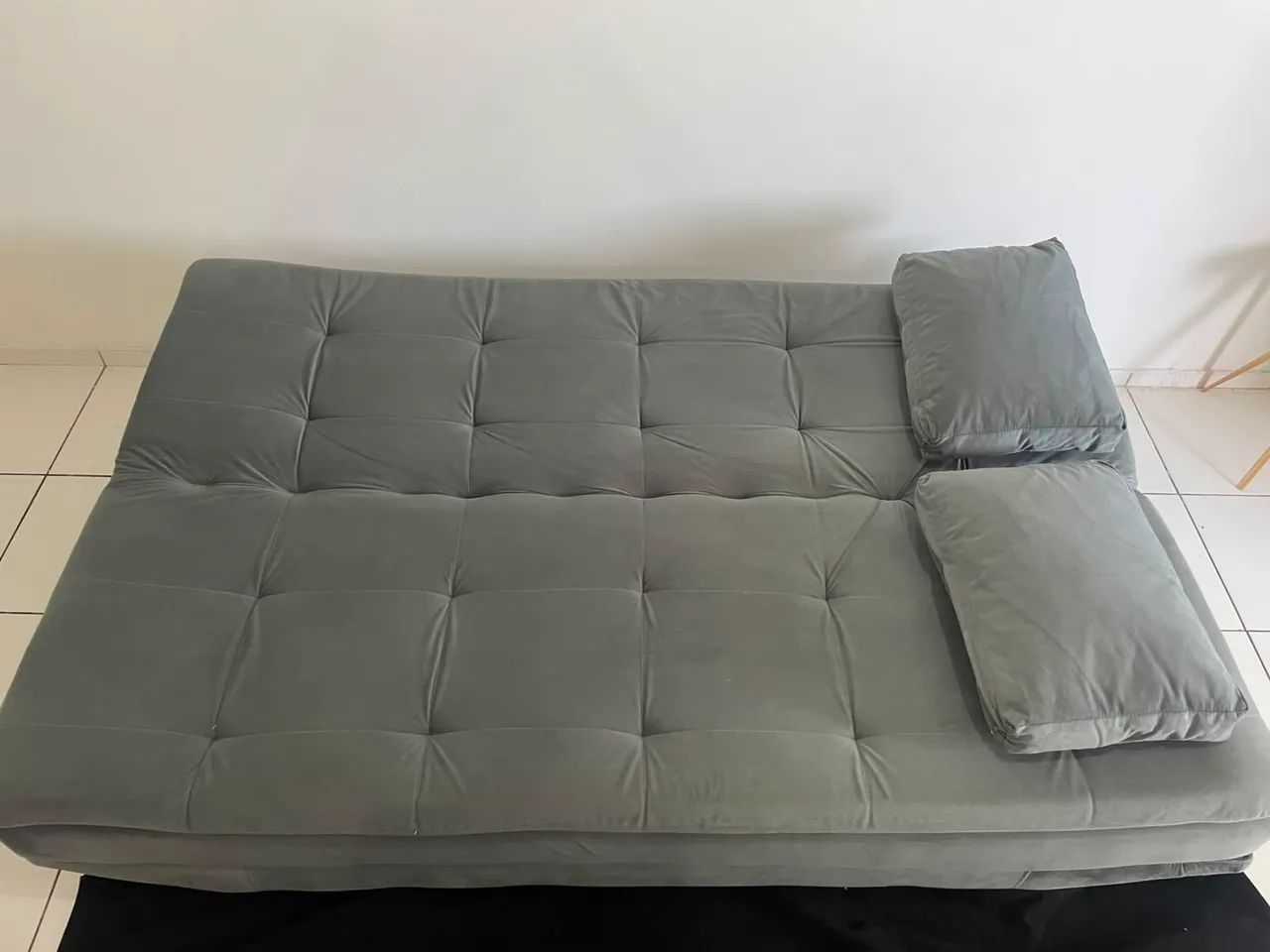 SOFÁ CAMA DE VELUDO CINZA  - Foto 2