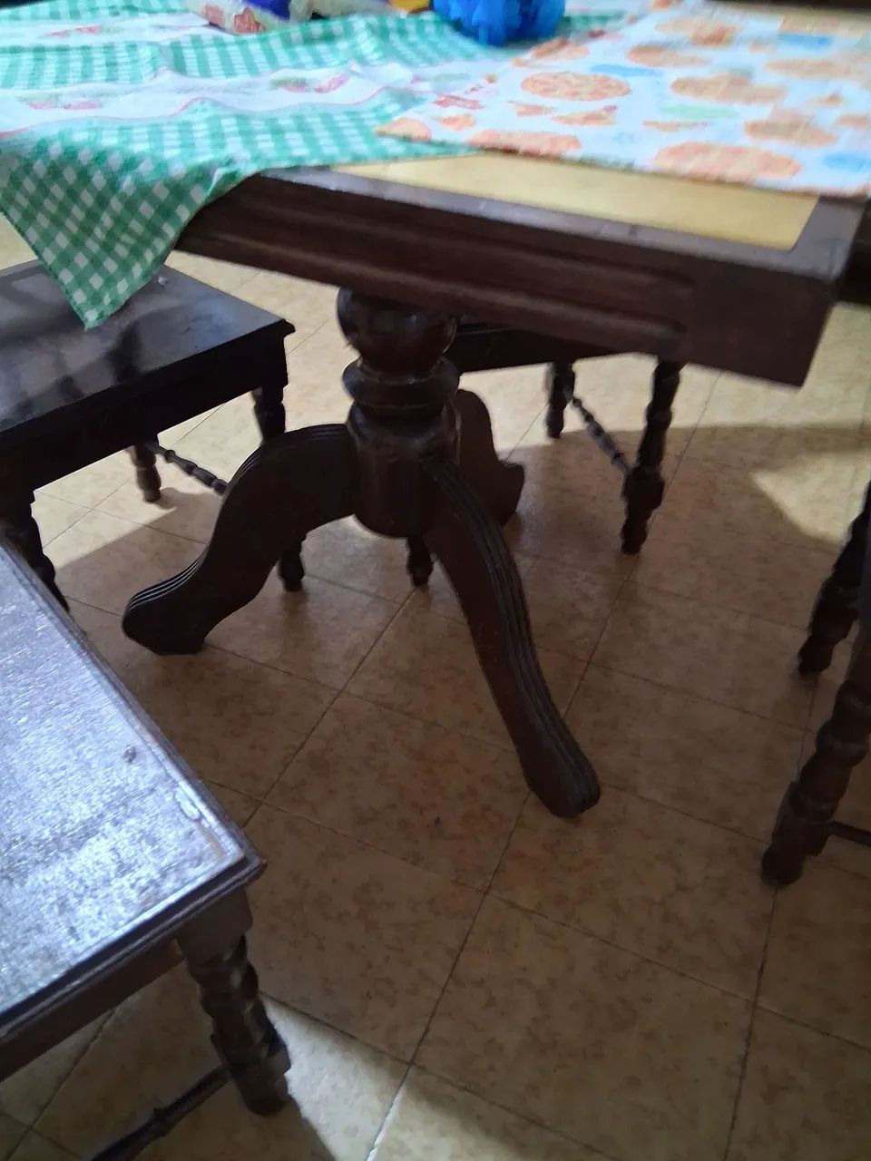 Mesa de madeira com.4 cadeiras - Foto 3
