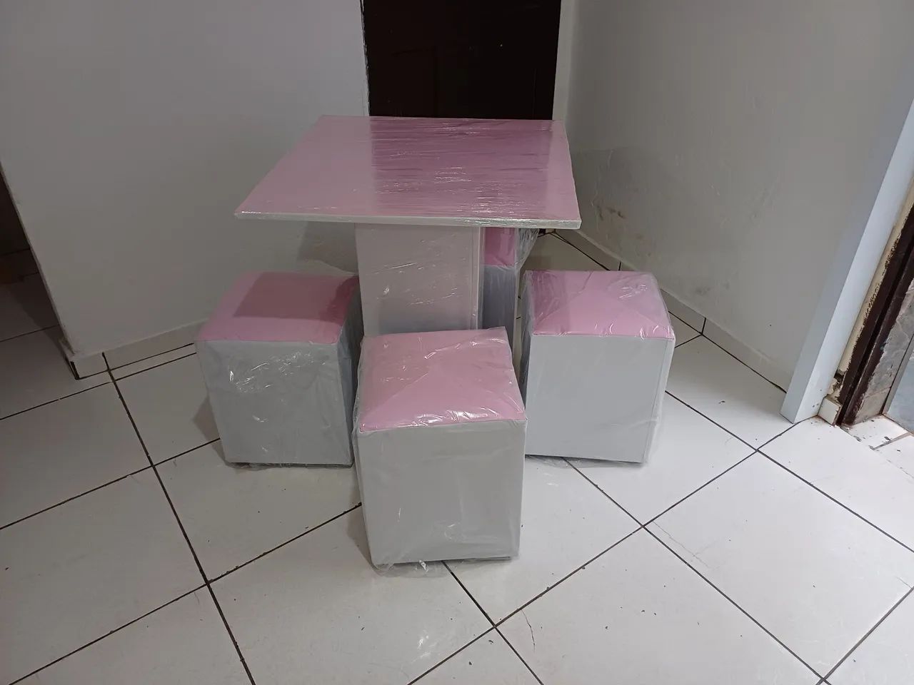 Mesa com puffs  - Foto 5