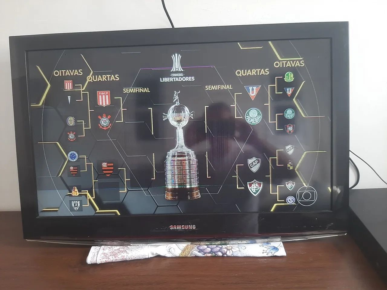 TV SAMSUNG 32 POLEGADA funcionando tudo , com faixa esbranquiçada  - Foto 2