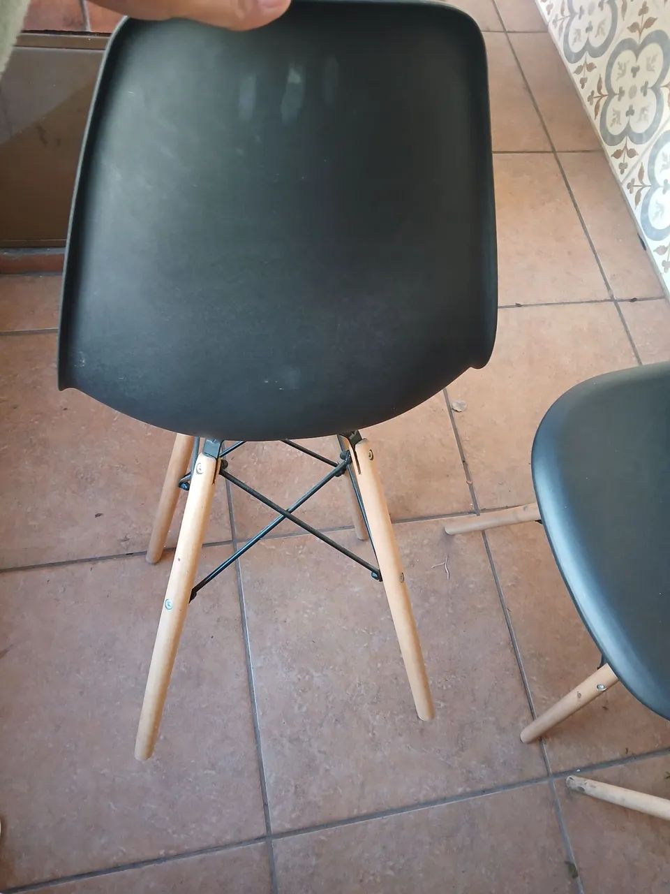 Cadeiras de plástico com pés de madeira  - Foto 4