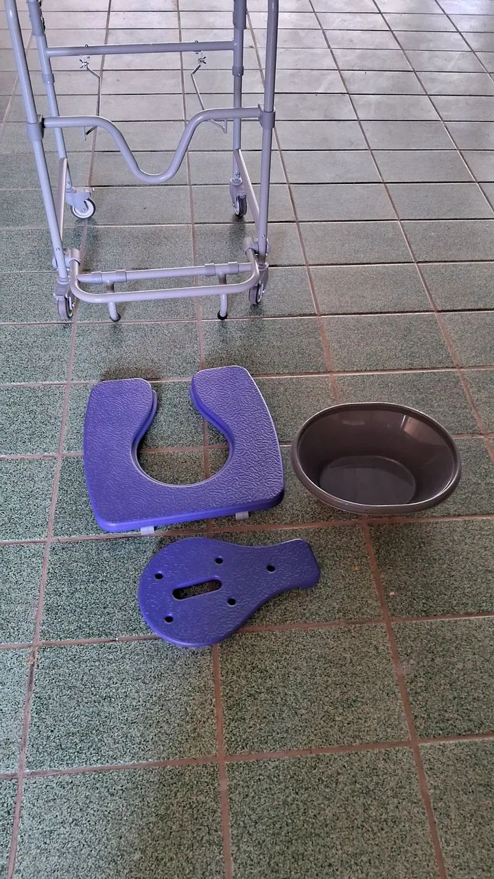 Cadeira higiênica para banho e necessidades especiais  zerada nao foi usada com nota - Foto 5