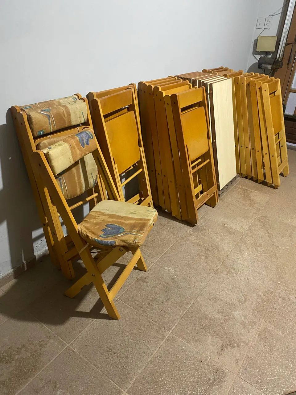 Mesa extensível com 24 cadeiras - Foto 3
