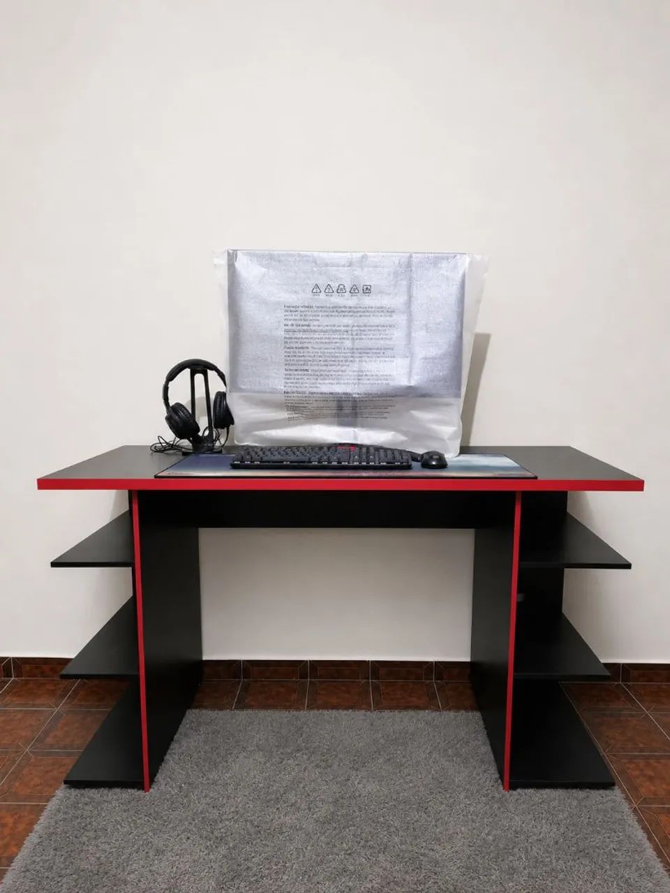 MESA GAMER PRETA E VERMELHA - NOVA / EXCELENTE ESTADO - Foto 2
